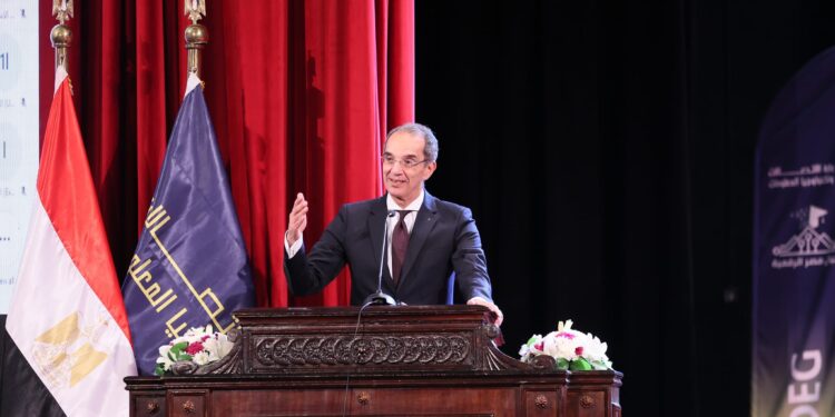 وزير الاتصالات يشهد فعاليات حفل تخريج المتدربين وتكريم المتميزين بمبادرة “أجيال مصر الرقمية”