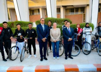 وزيرة البيئة تسلم ٣٠ دراجة على الفائزين من مسابقة “صحتنا من صحة كوكبنا” بجامعة جنوب الوادي