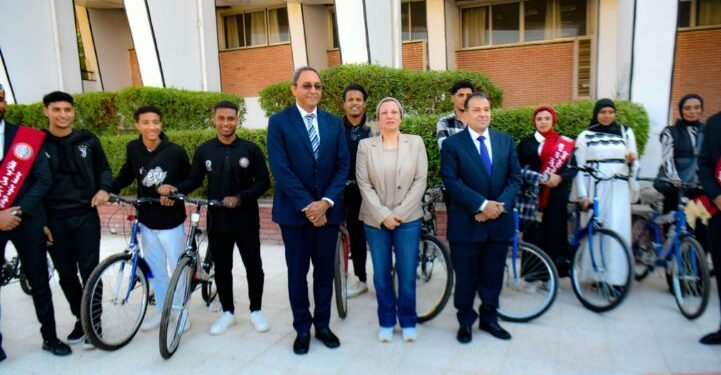 وزيرة البيئة تسلم ٣٠ دراجة على الفائزين من مسابقة “صحتنا من صحة كوكبنا” بجامعة جنوب الوادي