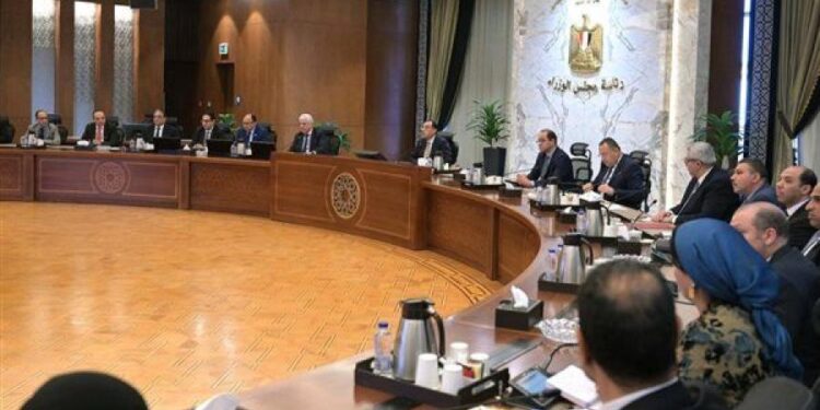 رئيس الوزراء يتابع الموقف التنفيذي لمستشفى “500500”