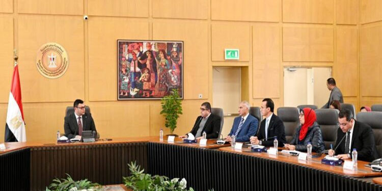 وزير الإسكان يعقد اجتماعاً موسعاً لمتابعة الموقف التنفيذى لمشروع “حديقة تلال الفسطاط”