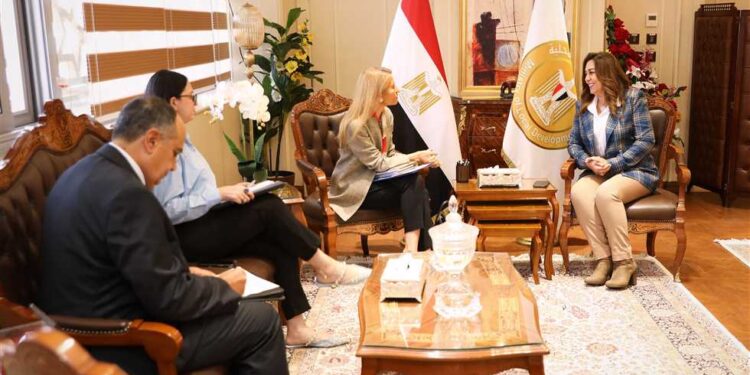 وزيرة التنمية المحلية ومديرة مكتب اليونسكو بالقاهرة يعقدان اجتماعاً مع المحافظين