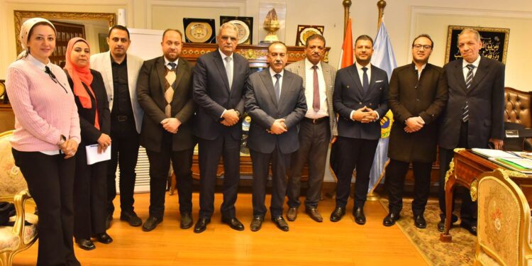 محافظ أسيوط يلتقي وفد حقوق الإنسان لتعزيز الحقوق الاقتصادية للفئات الأولى بالرعاية