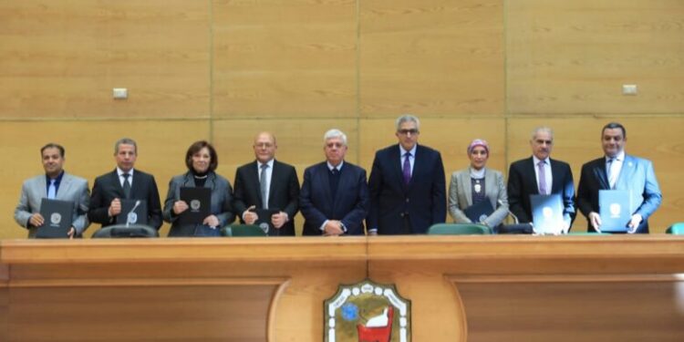 وزير التعليم العالي يشهد افتتاح مؤتمر “الاستثمار في البحث العلمي” بجامعة سوهاج