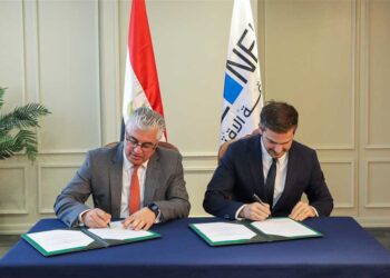 رئيس اقتصادية قناة السويس يُوقع مشروعين جديدين بالقنطرة غرب الصناعية للصناعات الغذائية والمنسوجات