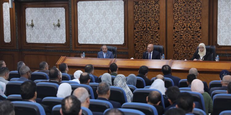 وزير الصناعة والنقل يبحث مع محافظ ومستثمري بورسعيد تحديات المناطق الصناعية