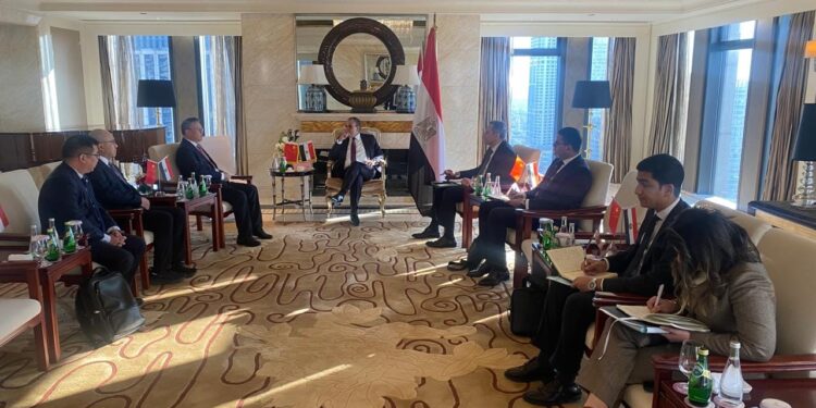 وزير الخارجية يلتقي بالرئيس التنفيذي لـ”شركة صناعة الطيران الصينية المحدودة” (AVIC)