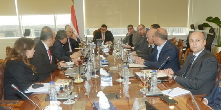 وزير الإسكان يعقد اجتماعاً مع مسئولى شركة “سيتي إيدج” لمتابعة موقف تسويق الوحدات بالمدن الجديدة