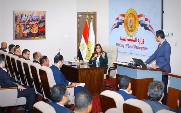 وزيرة التنمية تعقد حواراً مفتوحاً بمقر الوزارة مع خريجي الجزء الثاني لبرنامج “إعداد قادة المستقبل “