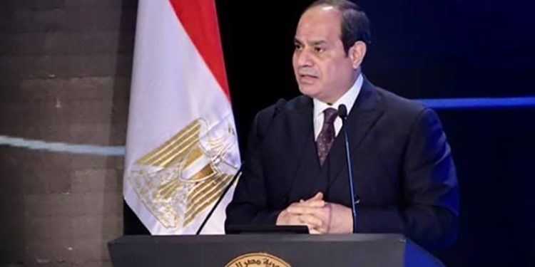 الرئيس السيسى: الدولة المصرية تقف بكل مؤسساتها بجانب أسر أبطالنا