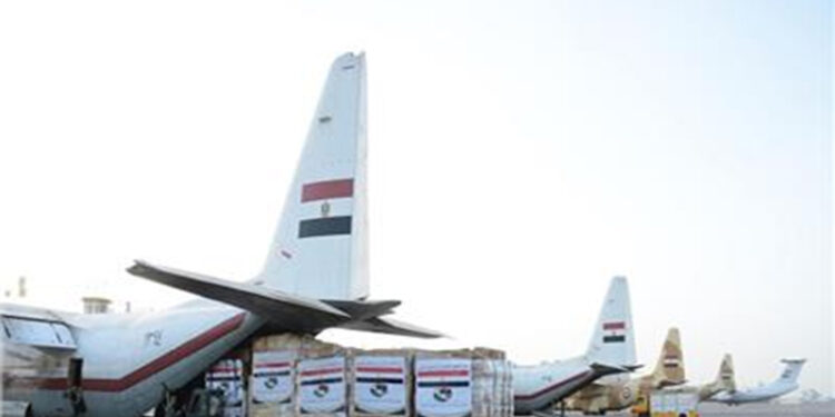 طائرة مساعدات مصرية تصل دمشق وعلى متنها 15 طنا من المواد الطبية والإغاثية