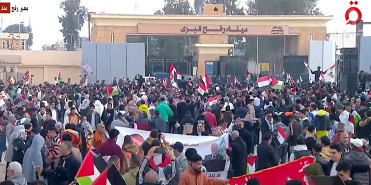 وقفة شعبية كبيرة أمام معبر رفح للتضامن مع الشعب الفلسطيني ورفض تهجيره