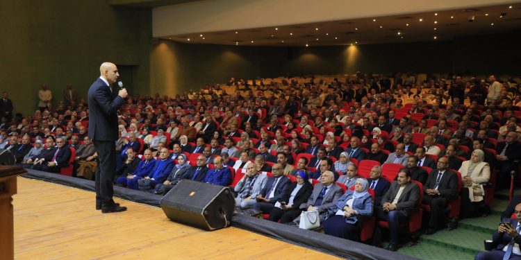 وزير التعليم يعقد لقاء موسعًا مع  ٢٦٠٠ مدير مدرسة للمرحلتين الإعدادية والثانوية حول مقترح “شهادة البكالوريا المصرية”