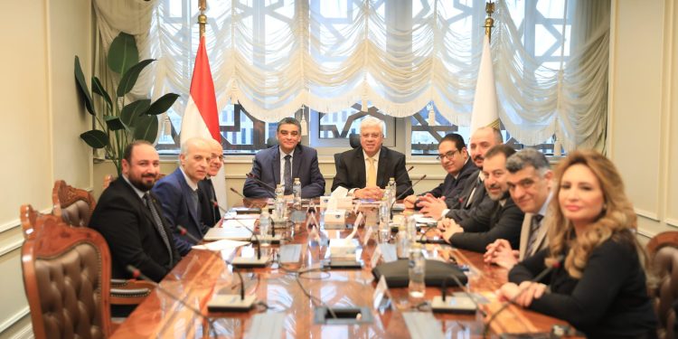 وزير التعليم العالي يلتقي رئيس هيئة الشراء لمناقشة احتياجات المستشفيات الجامعية وتجهيز مستشفى ٥٠٠٥٠٠