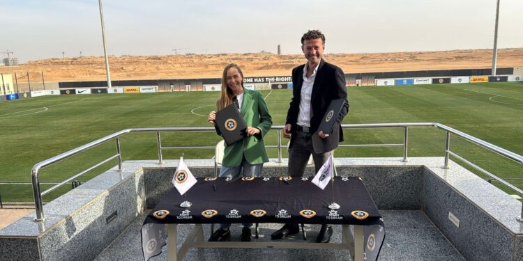 سوبرنوفاس تقدم منح كروية بالخارج للأطفال