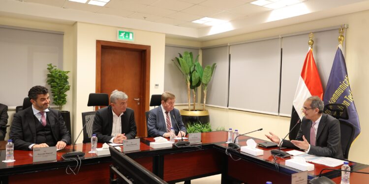 وزير الاتصالات يبحث مع اتحاد الصناعات فى بافاريا الألمانية جذب الاستثمارات