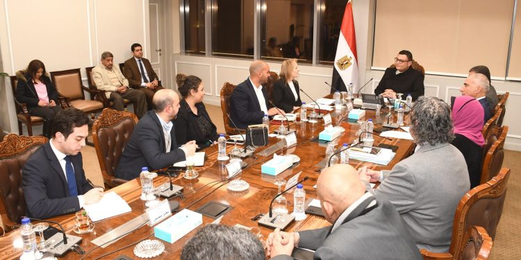 وزير الإسكان يبحث مع مسئولي البنك الأوروبي لإعادة الإعمار والتنمية سبل تعزيز التعاون