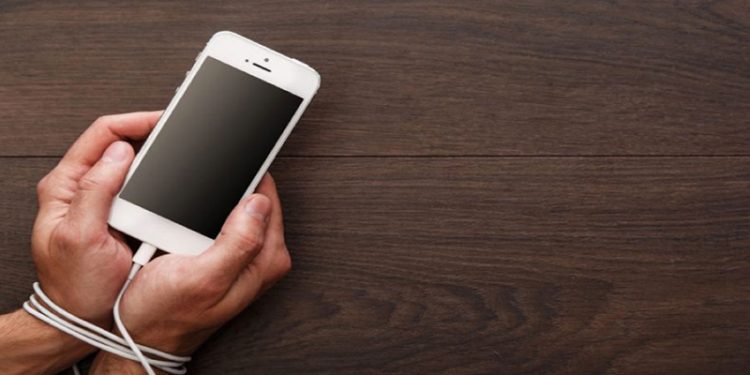 الهاتف الذكى.. صديق أم إدمان؟ 83% من المستخدمين مرتبطون به عاطفيًا