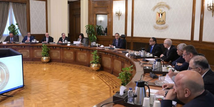 رئيس الوزراء يعقد اجتماعًا مع أعضاء اللجنة الاستشارية للتنمية العمرانية وتصدير العقار