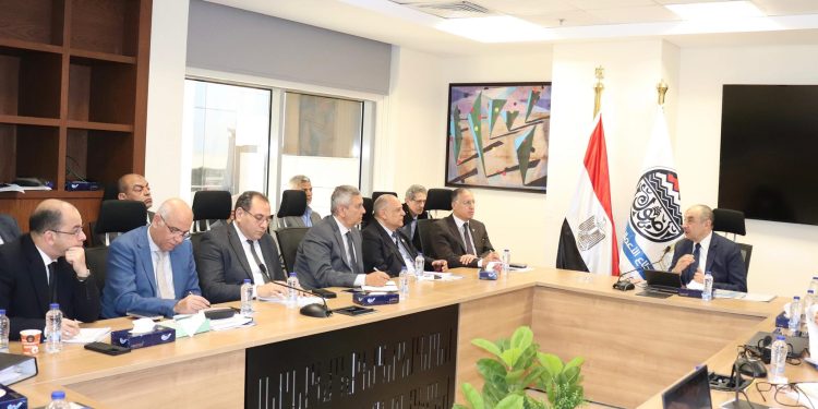 وزير قطاع الأعمال يجتمع برؤساء الشركات القابضة لمتابعة تنفيذ خطط العمل ومشروعات التطوير