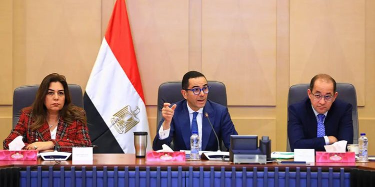 لقاء موسع لوزراء الاستثمار والمالية والتنمية لبحث تطوير الرقابة على الصادرات والواردات