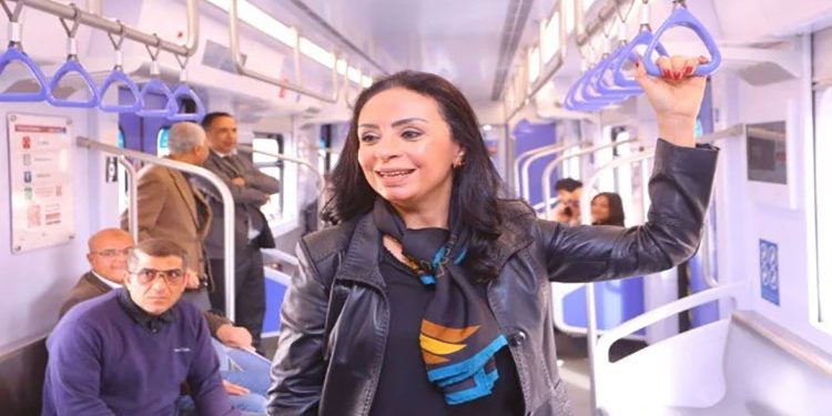 وزيرة التضامن تستقل القطار الكهربائي لمقر الوزارة في العاصمة الإدارية