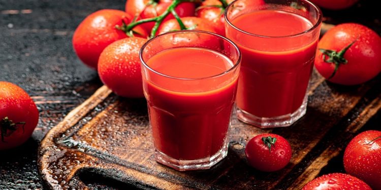فوائد عصير الطماطم الصحية.. تعرف عليها