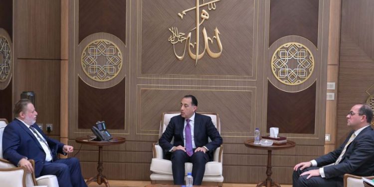 رئيس الوزراء يجتمع مع محافظ البنك المركزي ووزير المالية لاستعراض عدد من الملفات المهمة