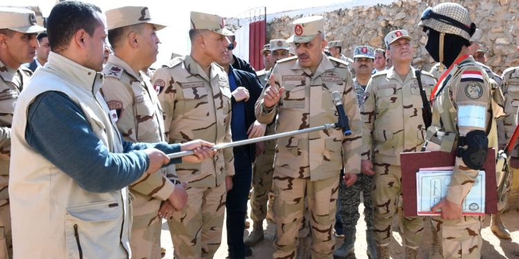 رئيس أركان حرب القوات المسلحة يتفقد إجراءات التأمين على الإتجاه الإستراتيجى الغربى