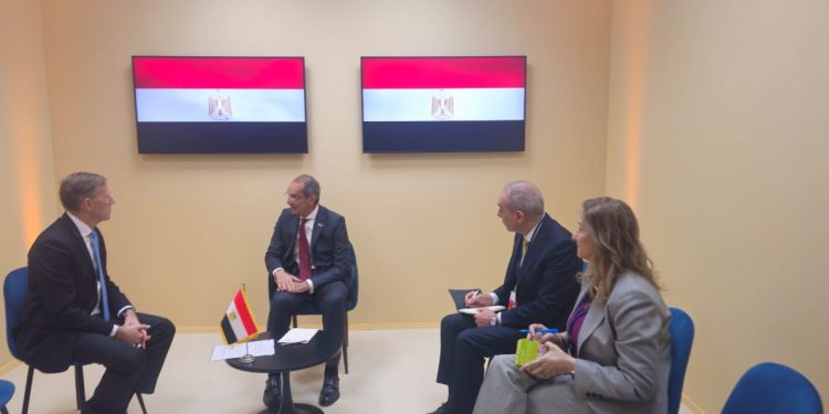 وزير الاتصالات يلتقى مع الرئيس الدولى لـ إيرباص Airbus العالمية لجذب استثمارات