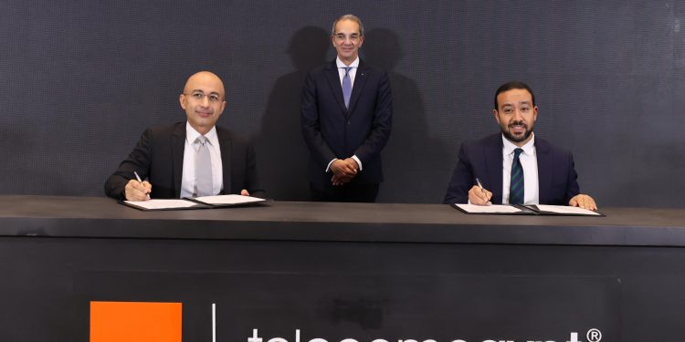 وزير الاتصالات يشهد توقيع اتفاقيات استراتيجية بين المصرية للاتصالات واورنچ