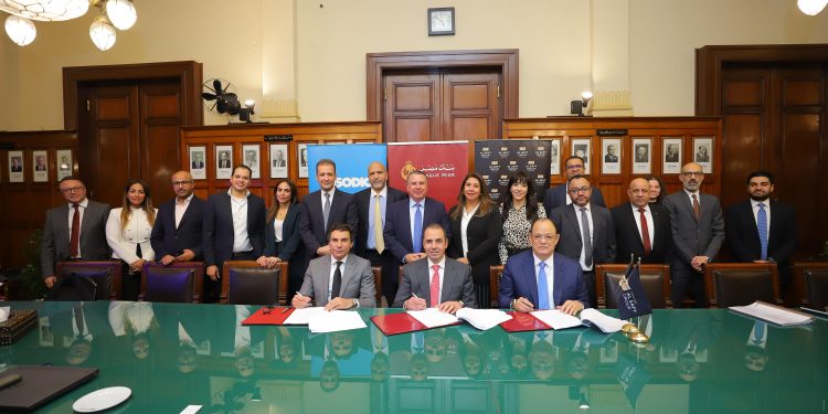 بنك مصر يوقع عقد حساب وسيط مع كلاً من 6 أكتوبر للتنمية والاستثمار (سوديك) وشركة الصافى للتطوير العقاري