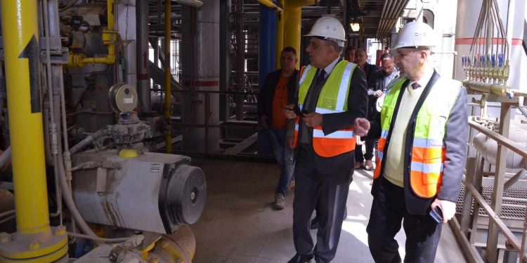 وزير الكهرباء يتفقد محطة جنوب حلوان البخارية لتوليد الكهرباء بمنطقة الكريمات