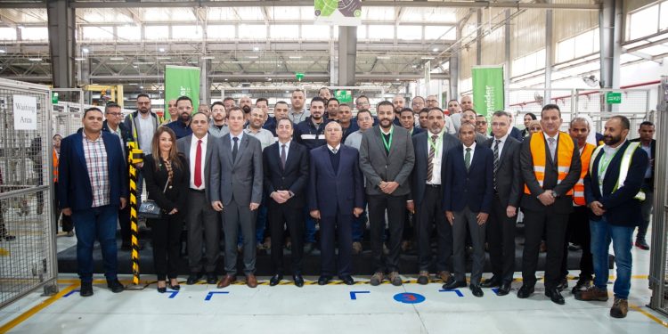 وزير الصناعة والنقل والسفير الفرنسي يتفقدان التوسعات الجديدة بمصنع شنايدر إلكتريك