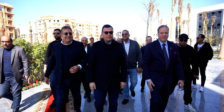 وزير الإسكان يتفقد محطة رفع صرف صحي رقم 4 ومشروع الغلق الآمن لمقلب المخلفات بمنطقة السلام