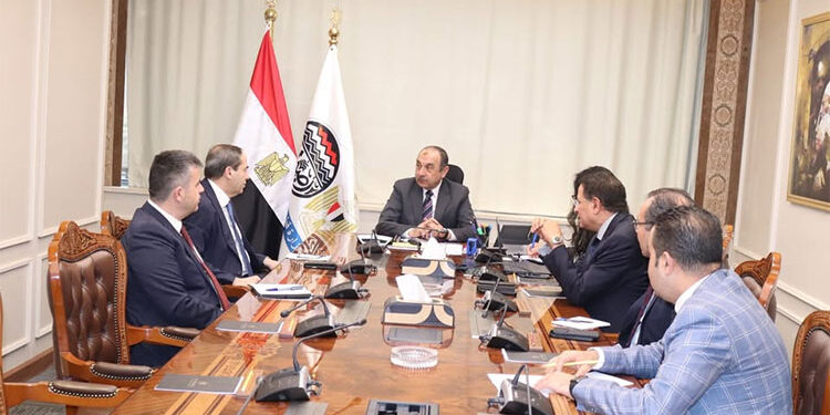 وزير قطاع الأعمال العام يبحث مع  “KCG” التركية للمنسوجات سبل التعاون المشترك