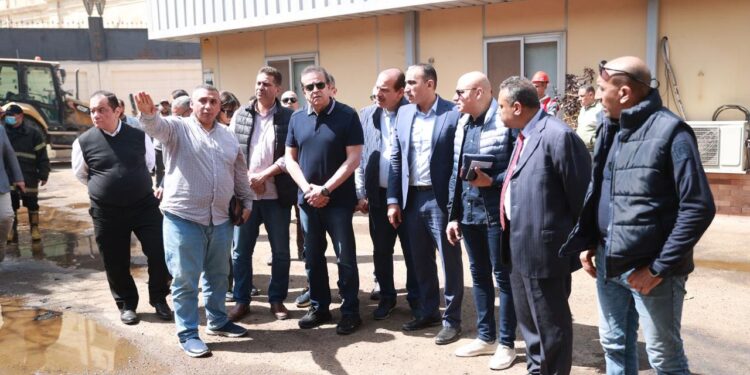 وزير الصحة يتفقد مبنى المعامل المركزية وإدارة التراخيص وإدارة التكليف