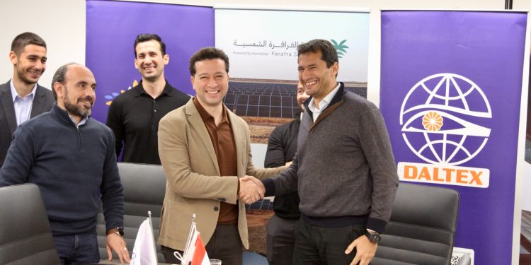 كرم سولار تتوسع في شبكة الفرافرة الشمسية بشراكة استراتيجية مع دالتكس