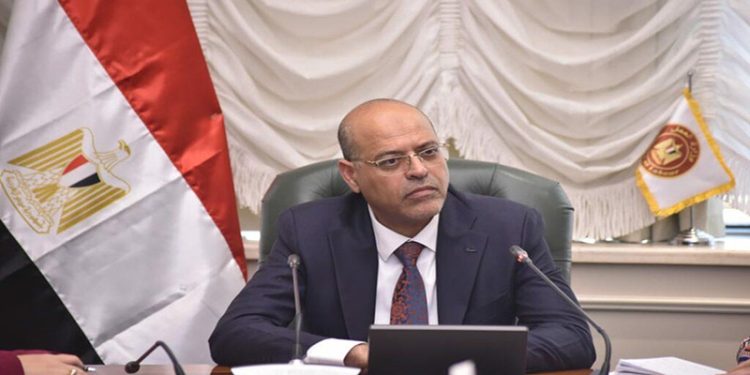 وزير العمل يعلن عن توفير 38 فرصة عمل برواتب مجزية