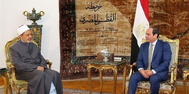 الرئيس السيسي يجرى اتصالا هاتفيا بشيخ الأزهر للاطمئنان على صحته