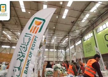 موظفو البنك الأهلي يشاركون في تعبئة 120 ألف كرتونة رمضان