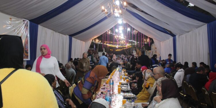 سفير سنغافورة يفطر على مائدة ضيوف مصر