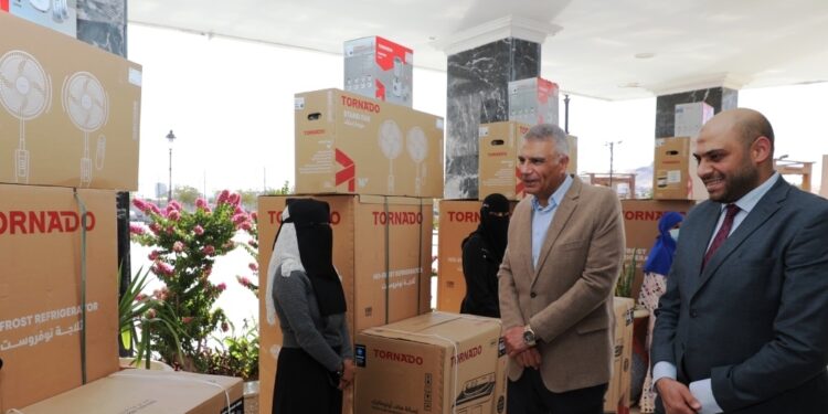 محافظ أسوان يسلم 40 جهاز عروسة لـ 10 فتيات دعماً من مؤسسة العربى لتنمية المجتمع