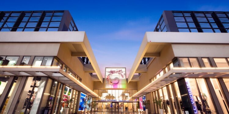 الفطيم العقارية تحتفل بعيد الأم بسداد ديون الغارمات