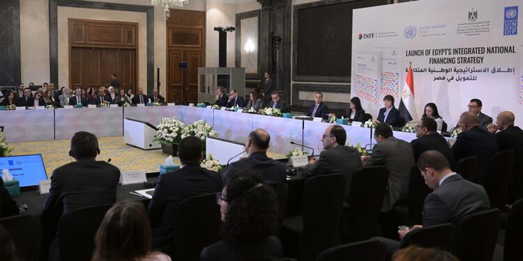 مدبولي يؤكد ضرورة أن يتشارك الجميع في إيجاد حلول للقضايا الإنمائية المُلحة