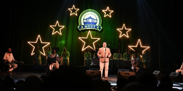 بالصور.. أحمد العمرى يُضيء مسرح أوبرا جامعة مصر للعلوم والتكنولوجيا بليلة روحانية استثنائية