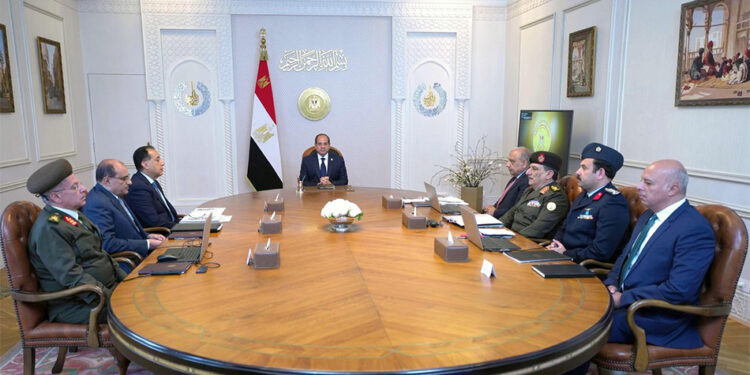الرئيس السيسي يجتمع مع رئيس الوزراء ووزير الكهرباء