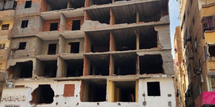 وزيرة التنمية المحلية: البدء في إزالة عقار مخالف بالكامل من 8 طوابق في منطقة عين شمس بالقاهرة واتخاذ الإجراءات القانونية تجاه المخالفين