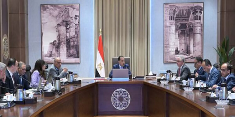 رئيس الوزراء يتابع موقف مشروعات إنتاج الهيدروجين الأخضر