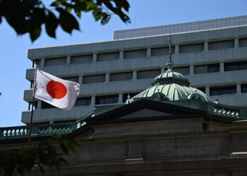 بنك اليابان المركزي يحذر من تأثير الرسوم الجمركية الأمريكية على الاقتصاد المحلي